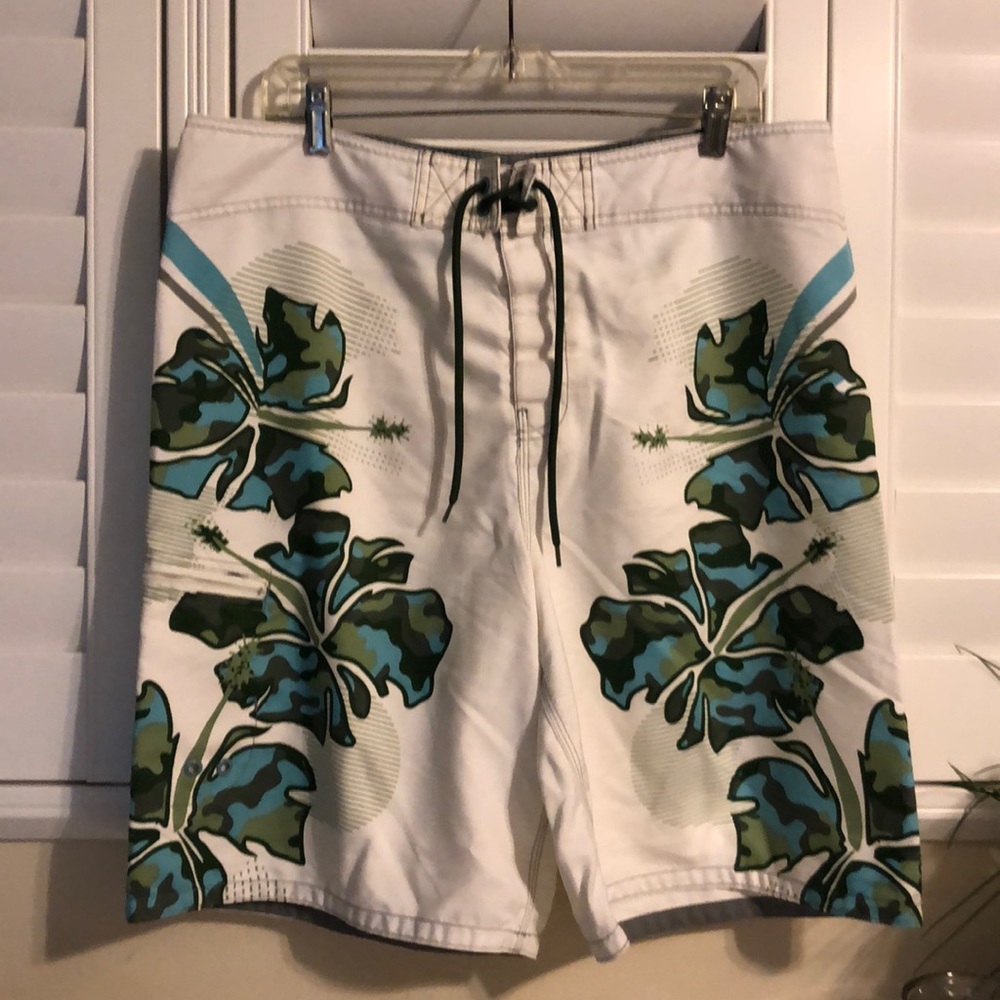 Men’s Mossimo Cargo Shorts.